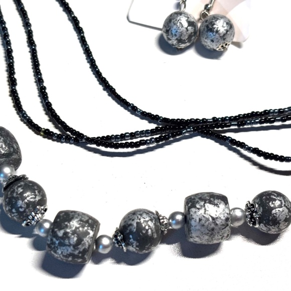 Set of beaded multi layered necklace and earrings - black and silver - Picture 3 of 6